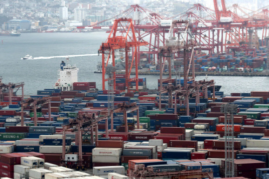 부산항 신선대·감만 부두에 수출입 컨테이너가 쌓여 있다. 연합뉴스